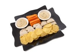 Bandeja de hummus Con dips de maiz, pan de pita y zanahoria